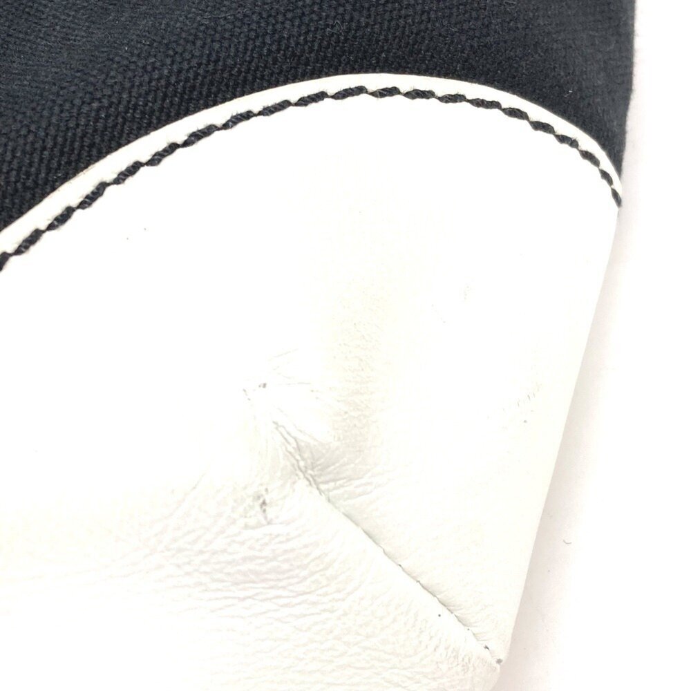 CHANEL Black Leather Shoulder Bag - Picture 13 of 16